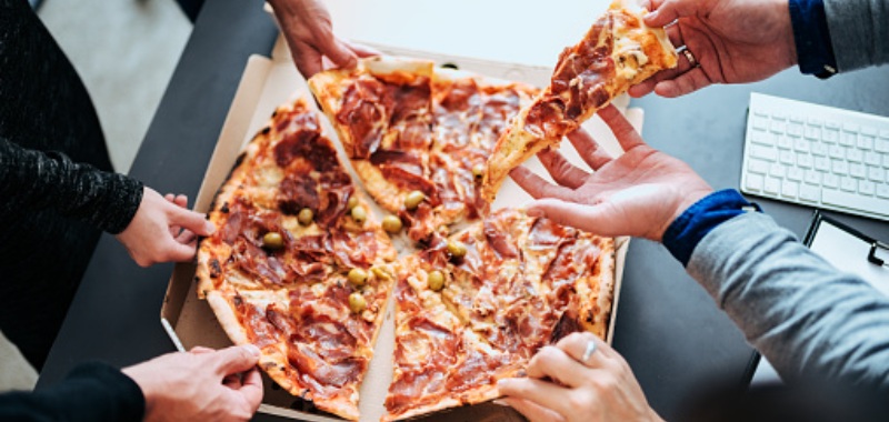 Salario emocional: Una pizza motiva y hace más productivos a tus colaboradores que el dinero