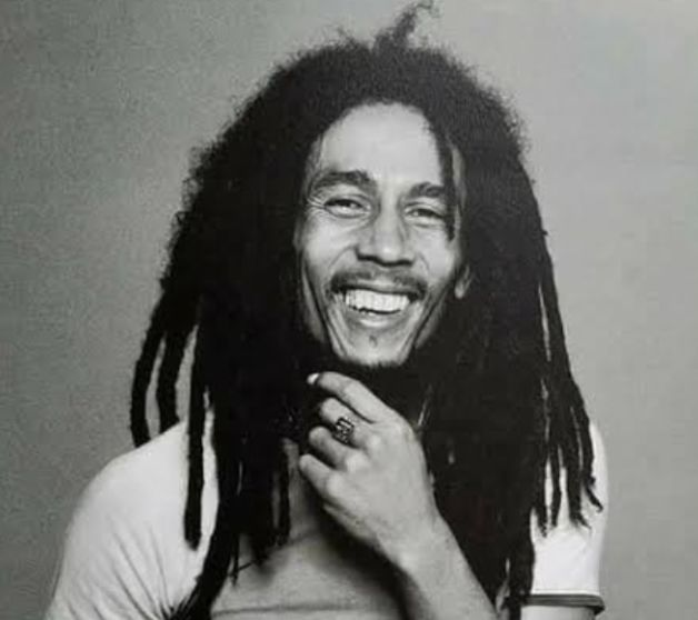 1. "Un amor, un corazón, unámonos y sintámonos bien".