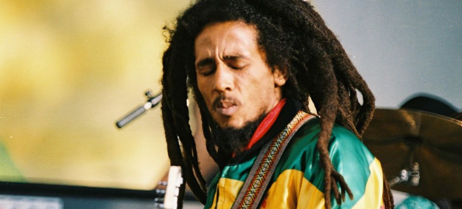 3. "La grandeza de un hombre no está en la cantidad de riqueza que adquiere, sino en su integridad y su capacidad para afectar positivamente a quienes lo rodean".