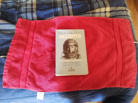 9. El 25 de mayo comparten celebración para recordar el libro "La Guía del autoestopista galáctico", un libro que se considera friki