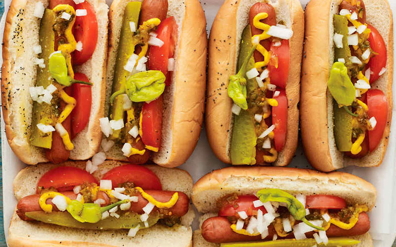 3. Coney Island organiza un concurso de comer perros calientes todos los años