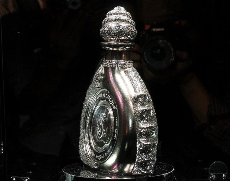 9. Una botella de tequila fue valuada en 3.5 millones de dólares.