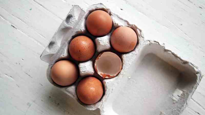 huevos de color marron