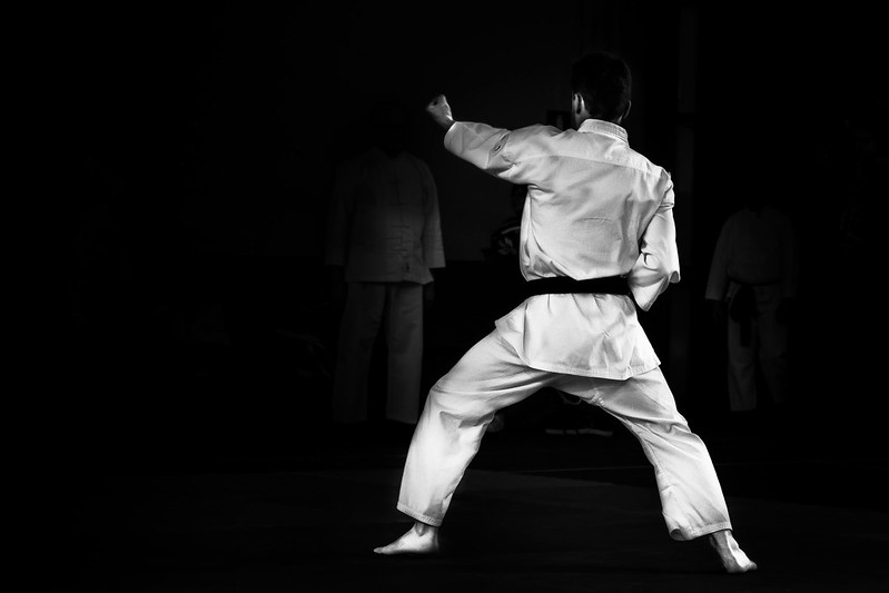karate blanco y negro