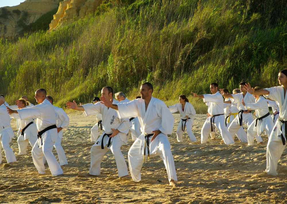 practica de karate en playa