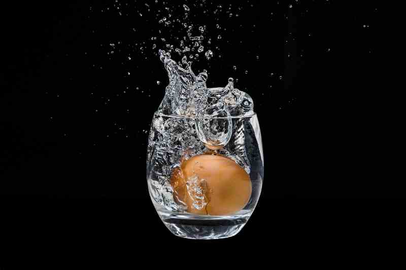 vaso de agua y huevo
