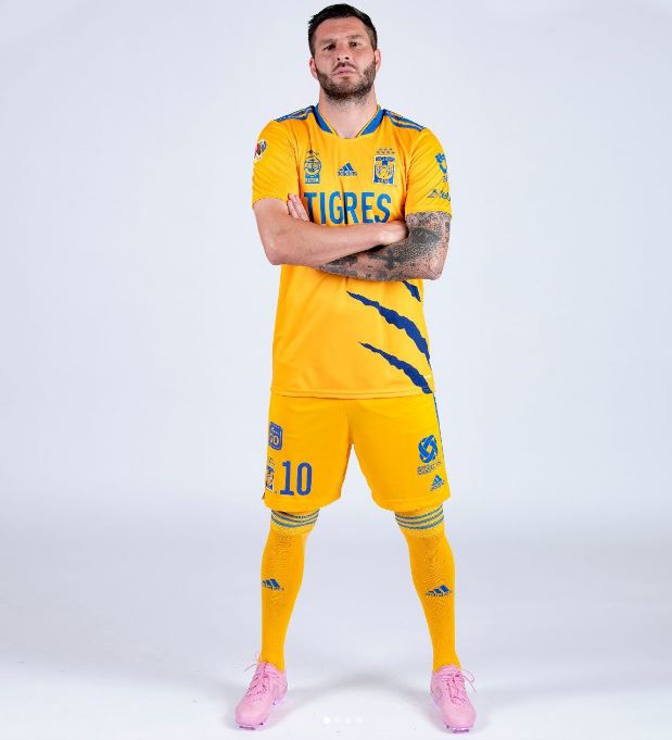 1. Demuestra una actitud positiva en la cancha y fuera de ella