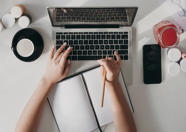 1. Redactor publicitario con conocimientos de diseño y gestión de proyectos