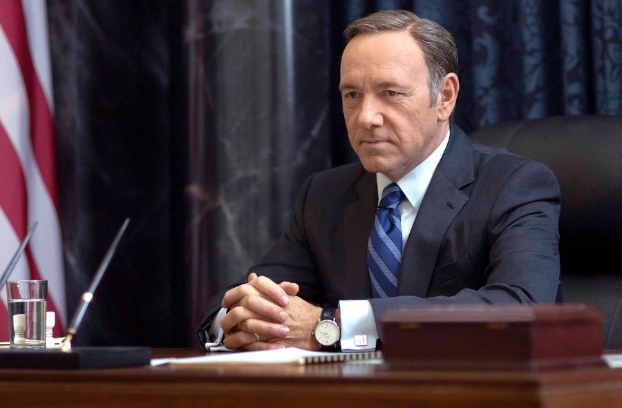 6. "Para aquellos de nosotros que ascendemos a la cima de la cadena alimentaria, no puede haber piedad. Sólo hay una regla: cazar o ser cazado": Frank Underwood