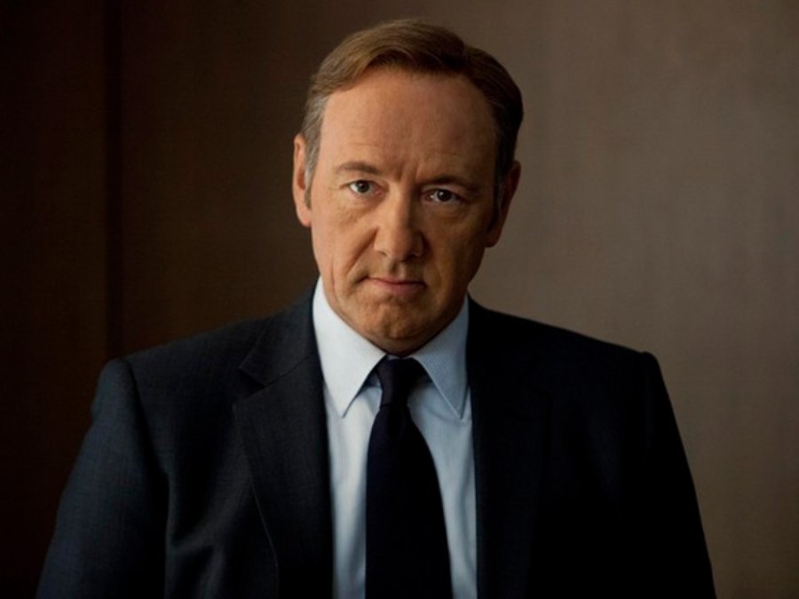 1. "El poder se parece mucho a los bienes raíces. Se trata de ubicación, ubicación, ubicación. Cuanto más cerca esté de la fuente, mayor será el valor de su propiedad": Frank Underwood