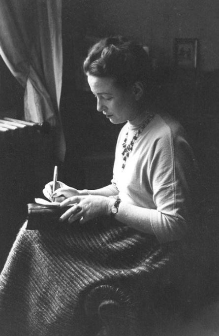 1. “Mediante el trabajo ha sido como la mujer ha podido franquear la distancia que la separa del hombre. El trabajo es lo único que puede garantizarle una libertad completa”.