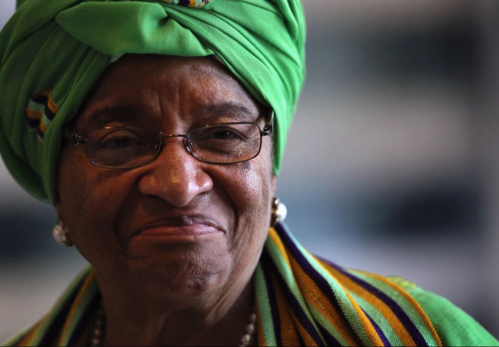 7. "La verdadera medida del liderazgo no es hasta qué punto te elevas por encima de los demás, sino hasta qué punto levantas a los demás contigo", Ellen Johnson Sirleaf.