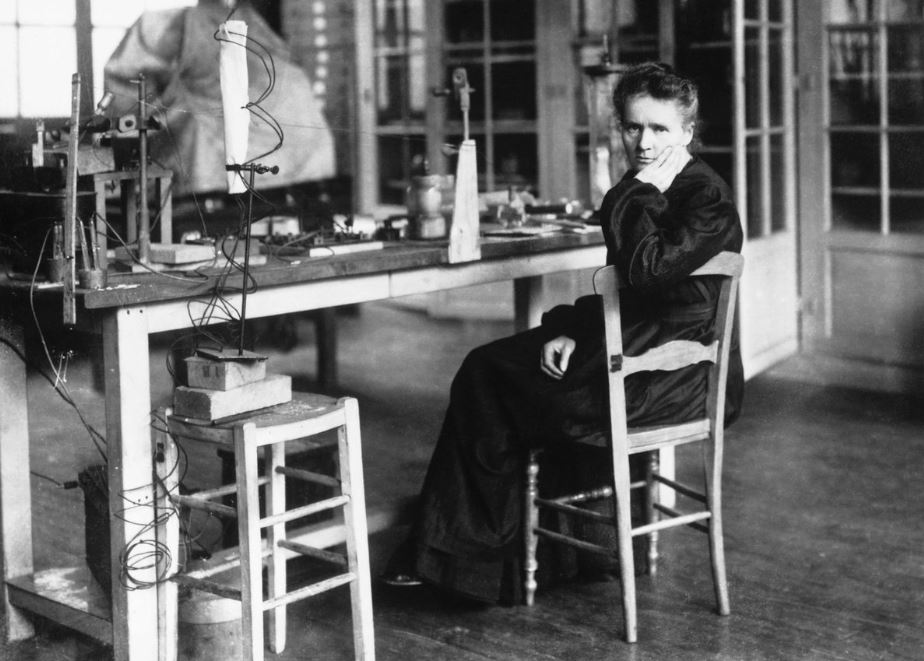 9. "La mejor vida no es la más larga, sino la más rica en buenas acciones.", Marie Curie.