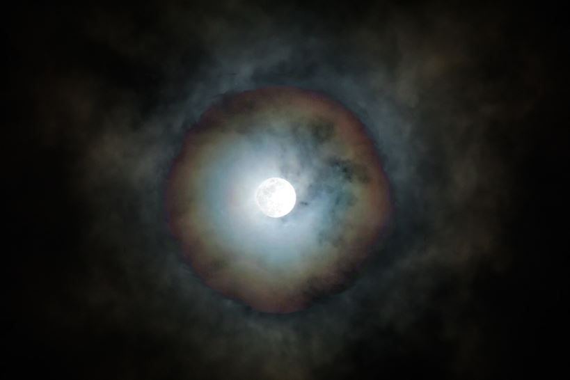 9. La luna también crea arcoiris