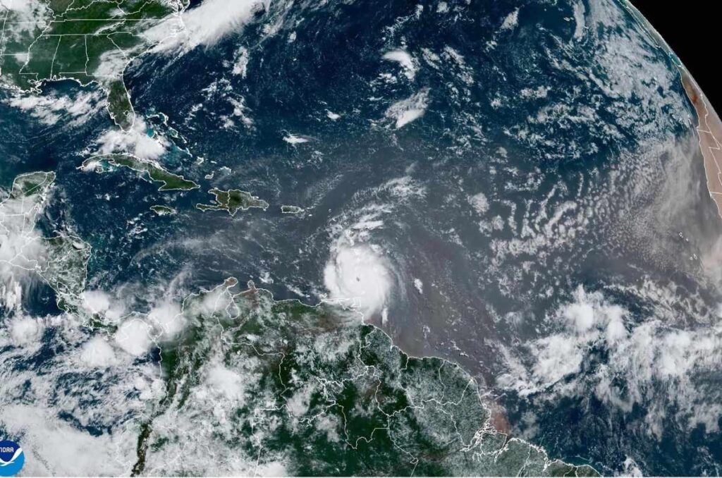 El huracán Beryl pone en alerta máxima al Caribe por su devastadora trayectoria 1