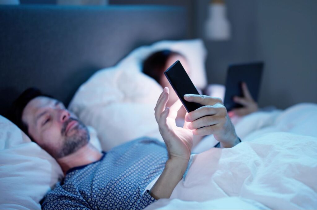 Dormir con el celular cerca puede afectar tu salud; conoce las razones 0