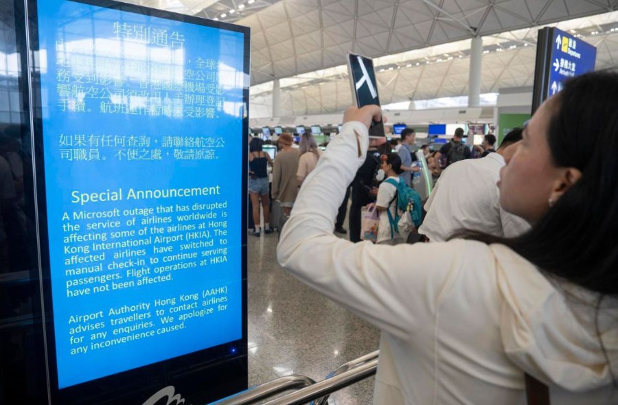 La falla al sistema de Microsoft dejó varados a cientos de turistas en aeropuertos de todo el mundo. (Imagen retomada de Somos News/EFE)