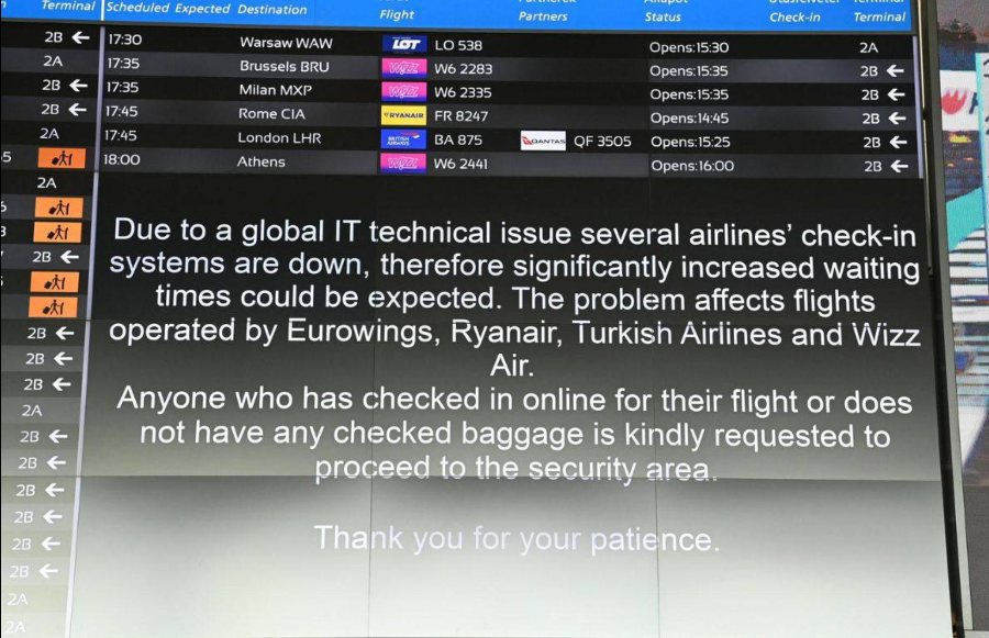 La falla al sistema de Microsoft dejó varados a cientos de turistas en aeropuertos de todo el mundo. (Imagen retomada de Somos News/EFE)