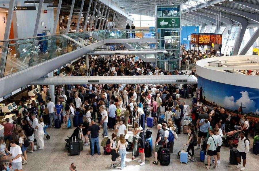 La falla al sistema de Microsoft dejó varados a cientos de turistas en aeropuertos de todo el mundo. (Imagen retomada de Somos News/EFE)