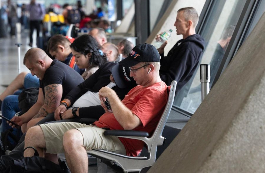 La falla al sistema de Microsoft dejó varados a cientos de turistas en aeropuertos de todo el mundo. (Imagen retomada de Somos News/EFE)