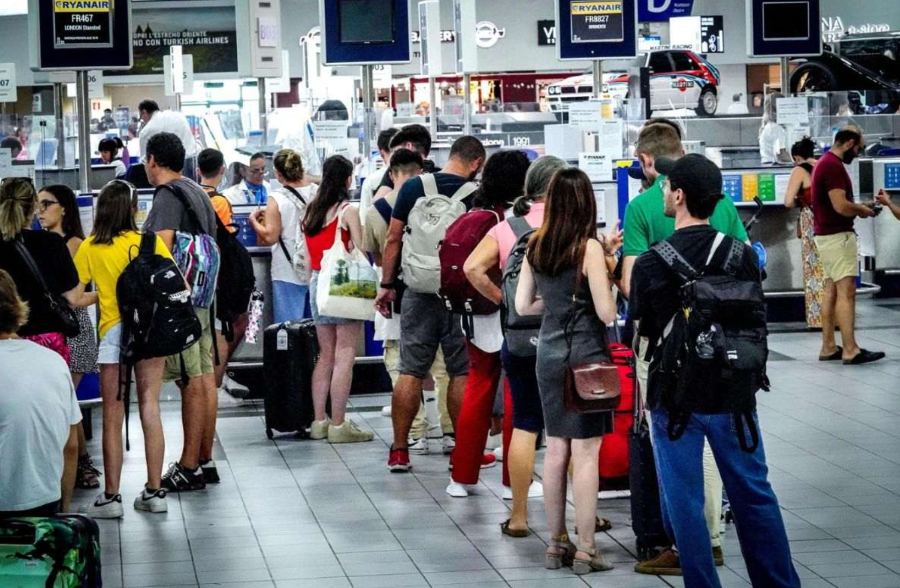 La falla al sistema de Microsoft dejó varados a cientos de turistas en aeropuertos de todo el mundo. (Imagen retomada de Somos News/EFE)