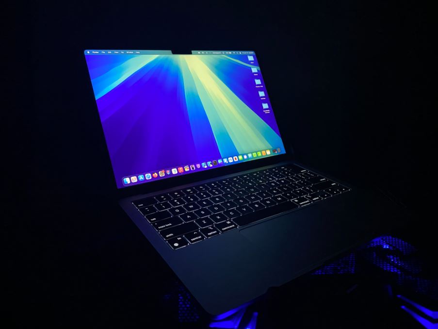 1. MacBook Air con memoria unificada de 8 GB y almacenamiento SSD de 256 GB