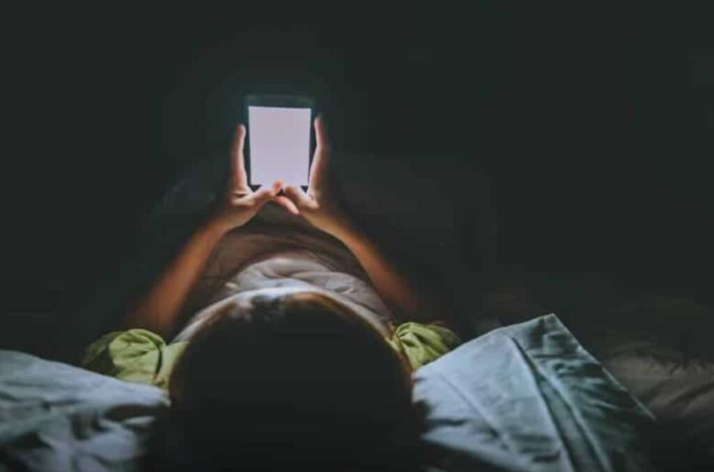 Dormir con el celular cerca puede afectar tu salud; conoce las razones 1