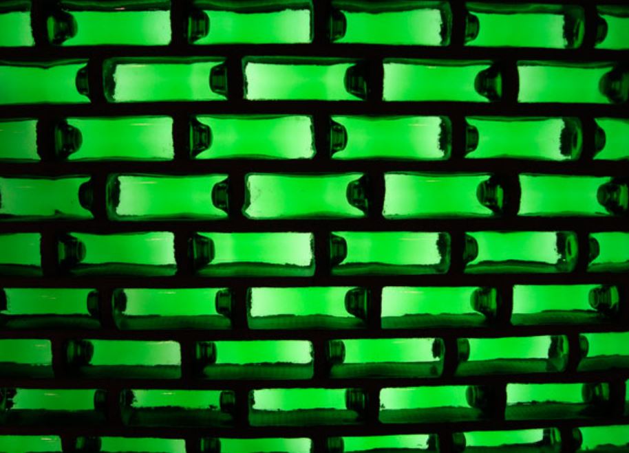 7. Heineken fabricó botellas de cerveza para usarlas como ladrillos