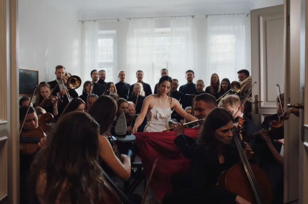 El videoclip Berghain de Rosalía es más que una canción: es una superproducción musical y audiovisual con orquesta sinfónica incluida. Aquí te explicamos cómo se financia un proyecto de ese nivel y todo lo que hay detrás.